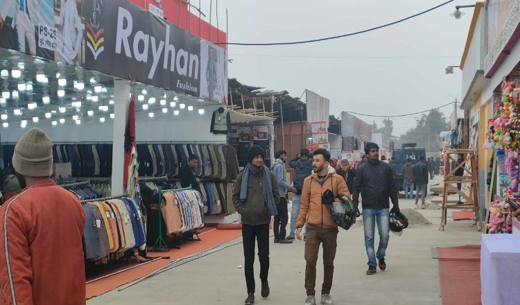 বাণিজ্য মেলায় বাড়ছে ক্রেতা-দর্শনার্থী